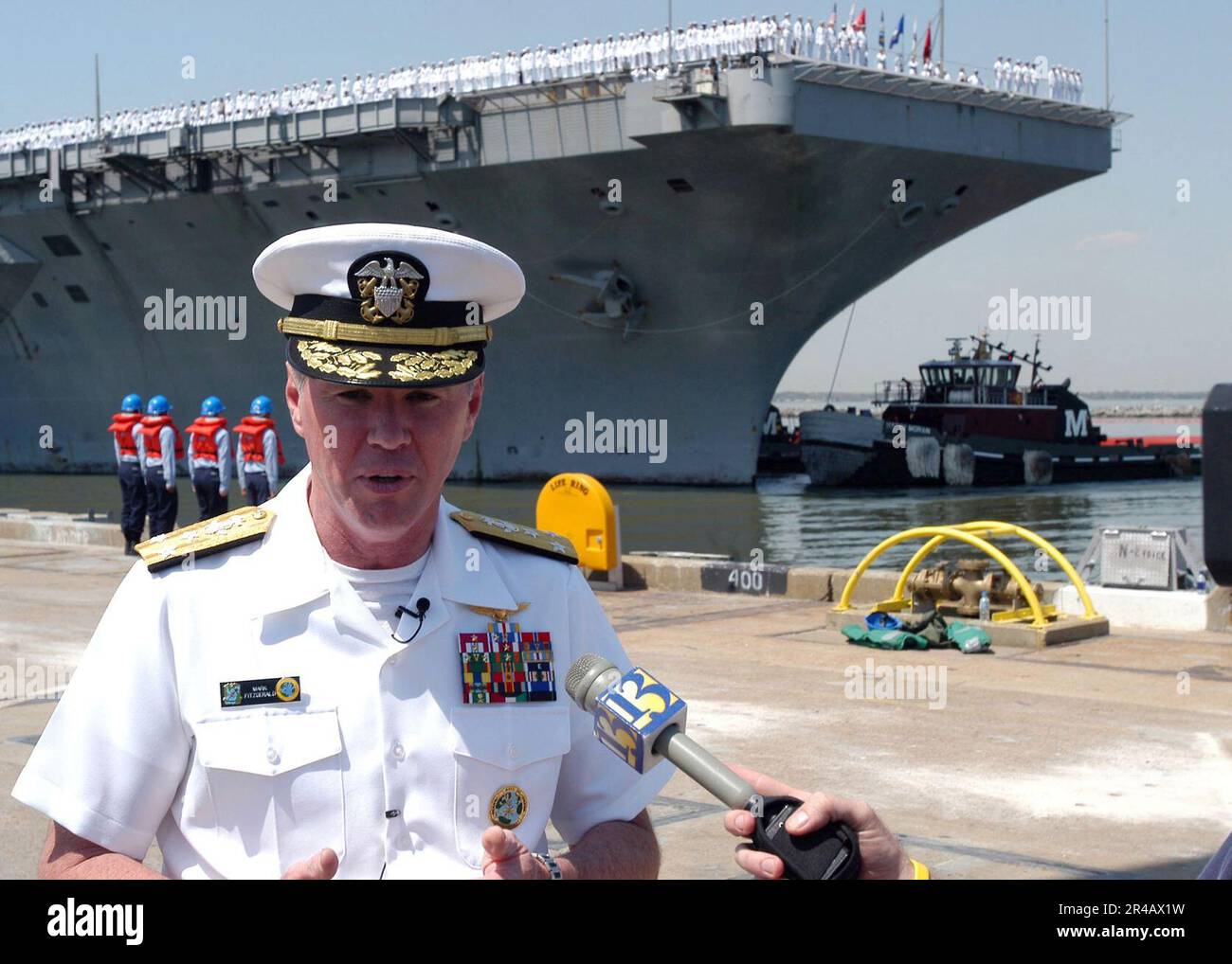 Marinekommandeur, zweite Flotte, NATO-Streikflotte Atlantik, Vizeadmiral Mark P. Fitzgerald beantwortet Fragen der lokalen Medien. Stockfoto