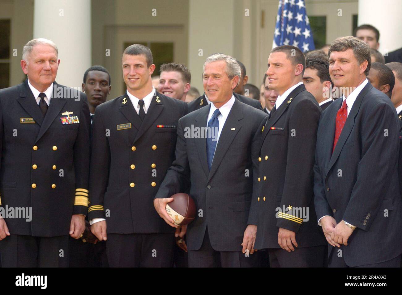 US Navy President George W. Bush, Center, posiert für ein Foto mit Mitgliedern der USA Marineakademie-Football-Team vor der Präsentation der Oberbefehlshaber-Trophäe in Rose Garden im White Hous. Stockfoto