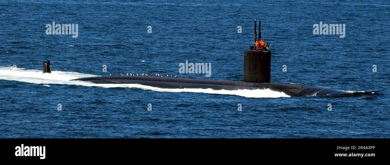 US Navy das schnell angreifende U-Boot USS Jefferson City (SSN 759) der Los Angeles-Klasse ist nach Routineeinsätzen im Pazifik in der Nähe des Hafens von San Diego unterwegs. Stockfoto