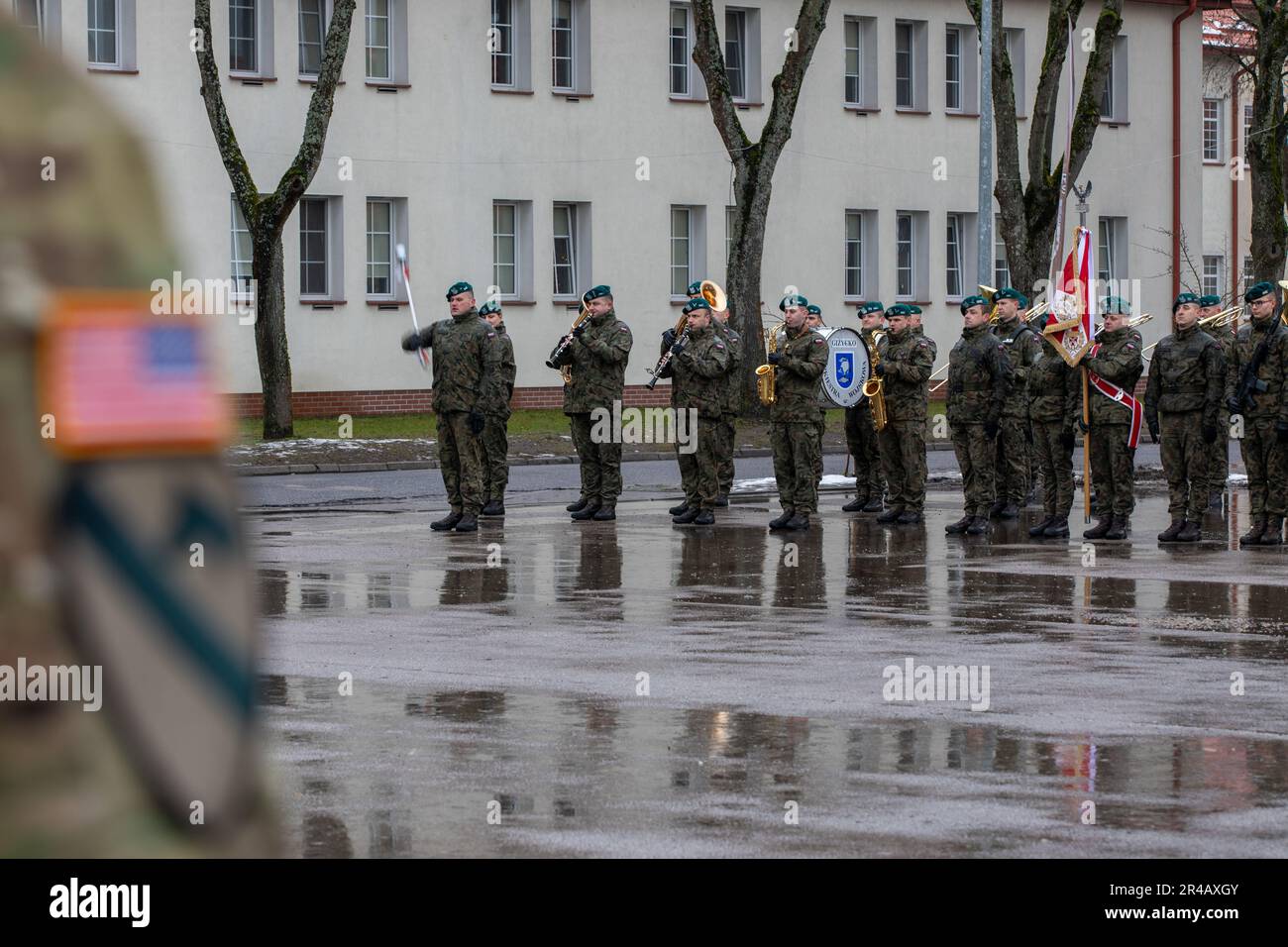 Die polnische Armeeband tritt während der Übergabe, Übernahmezeremonie in Bemowo Piskie, Polen, am 2. Februar 2023 auf. Die polnische Armee arbeitet stolz mit der 1. Infanterie-Division, NATO-Verbündeten und regionalen Sicherheitspartnern zusammen, um dem V-Corps unter Amerikas vorwärtsgerichtetem Korps in Europa Kampfkräfte zu liefern. Stockfoto