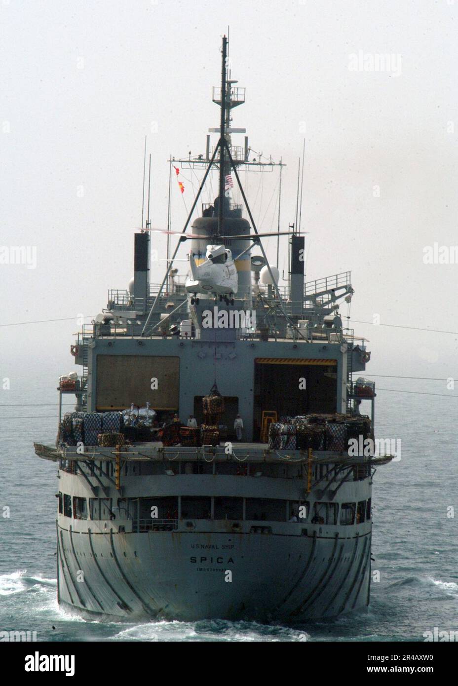 US Navy ein Hubschrauber SA 330 Puma liefert Post vom Amphibienschiff