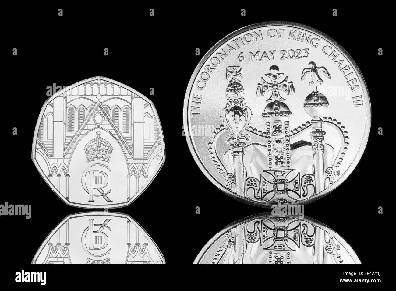 Rückseite einer 2023 50-Pence- und £5-Euro-Münze zur Erinnerung an die Krönung von König Karl III. Am 6. Mai 2023 Stockfoto