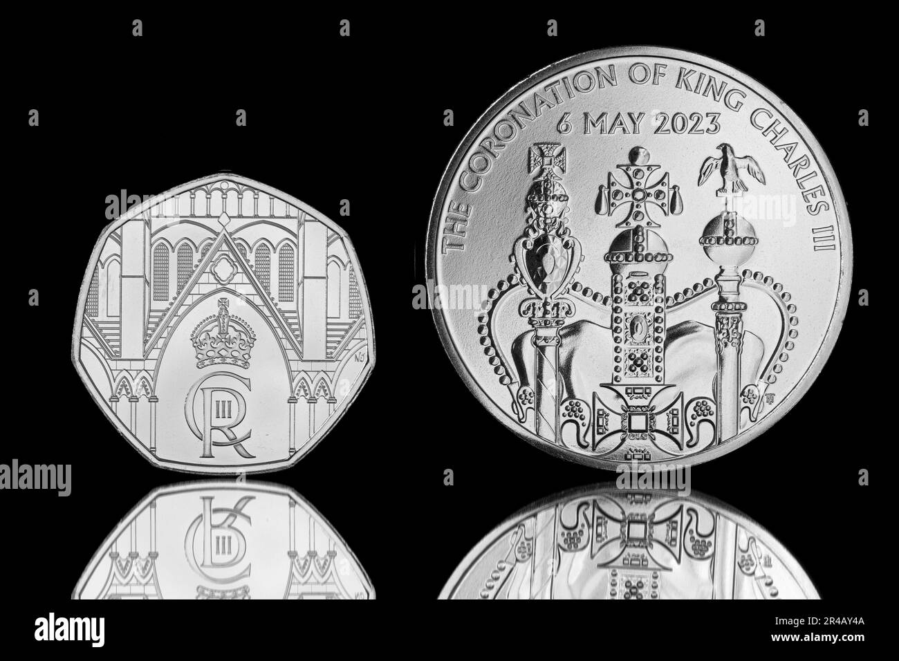 Rückseite einer 2023 50-Pence- und £5-Euro-Münze zur Erinnerung an die Krönung von König Karl III. Am 6. Mai 2023 Stockfoto