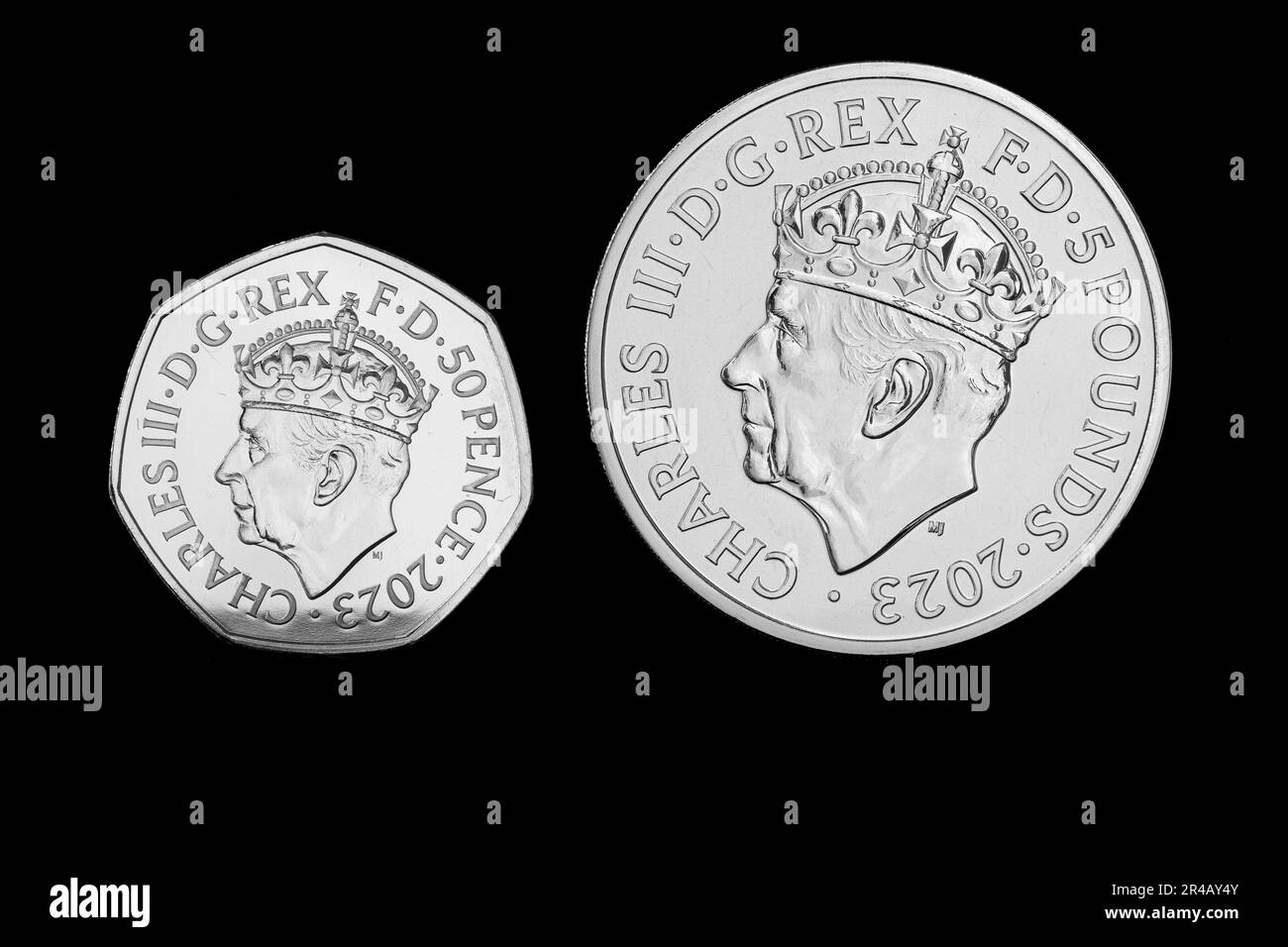 2023 50 Pence und £5 Münzen zur Erinnerung an die Krönung von König Karl III. Am 6. Mai 2023 Stockfoto