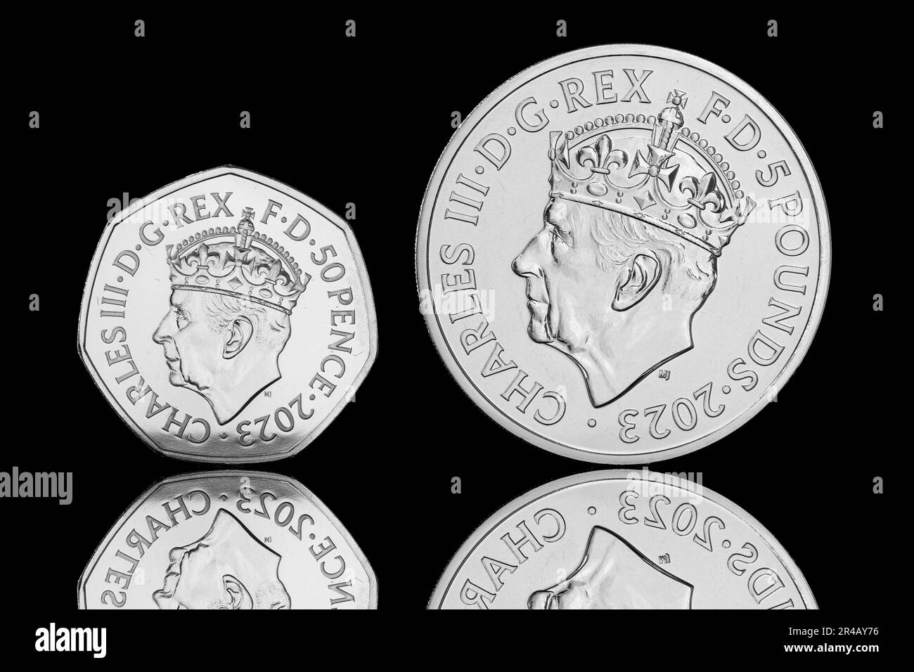 2023 50 Pence und £5 Münzen zur Erinnerung an die Krönung von König Karl III. Am 6. Mai 2023 Stockfoto
