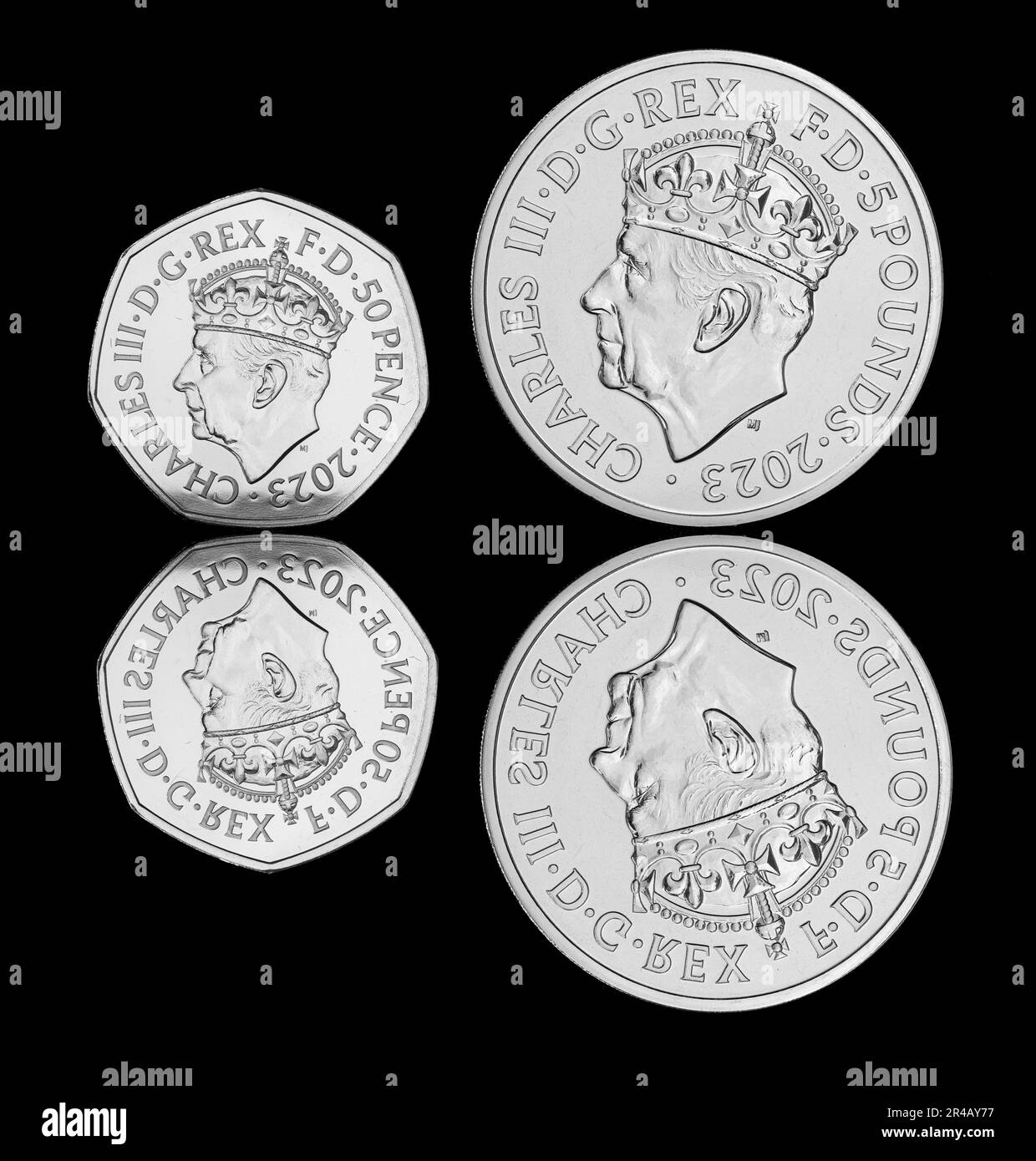 2023 50 Pence und £5 Münzen zur Erinnerung an die Krönung von König Karl III. Am 6. Mai 2023 Stockfoto