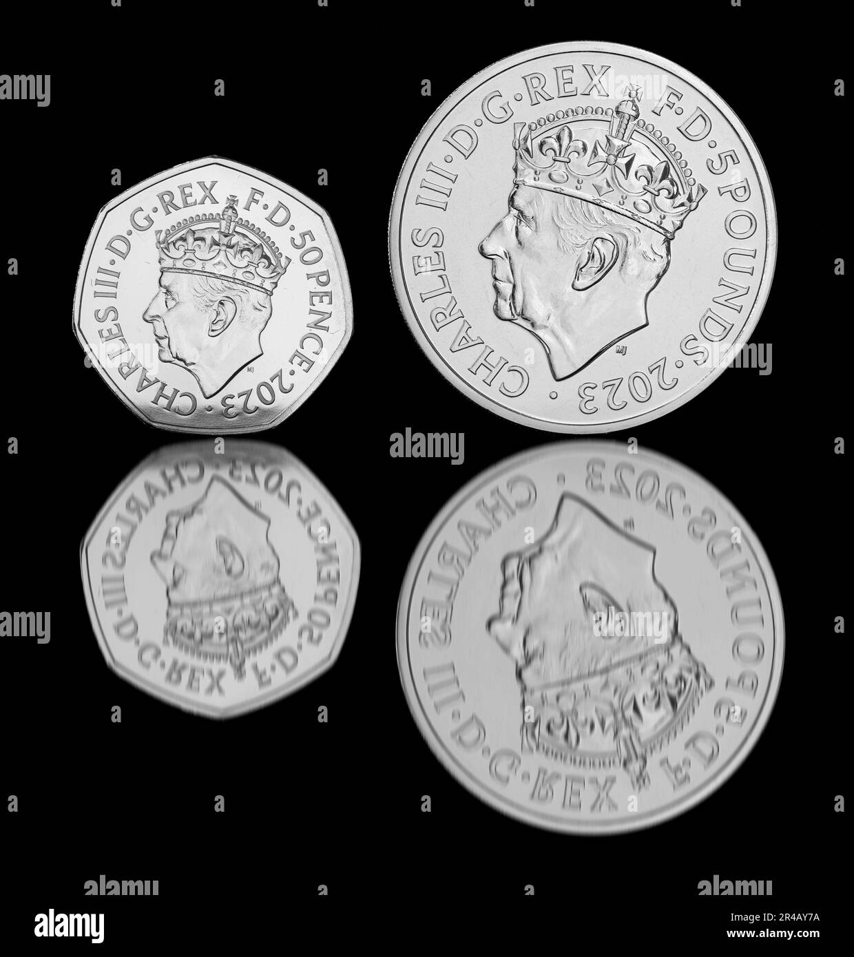 2023 50 Pence und £5 Münzen zur Erinnerung an die Krönung von König Karl III. Am 6. Mai 2023 Stockfoto