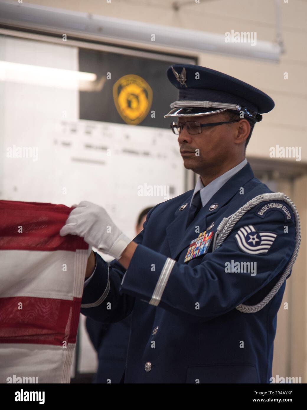 Tech. Sgt. Stanton Amos, 127. Wing Honor Guard Mitglied, Selfridge Air National Guard Base, Michigan, faltete während einer Ruhestandszeremonie in Selfridge am 5. Februar 2023 eine amerikanische Flagge. Die feierliche Fahne wurde zu Ehren von Chief Master Sgt. Heather Manor, einer 30-jährigen Karriere, gefaltet und ihr während ihrer Ruhestandszeremonie überreicht. Stockfoto