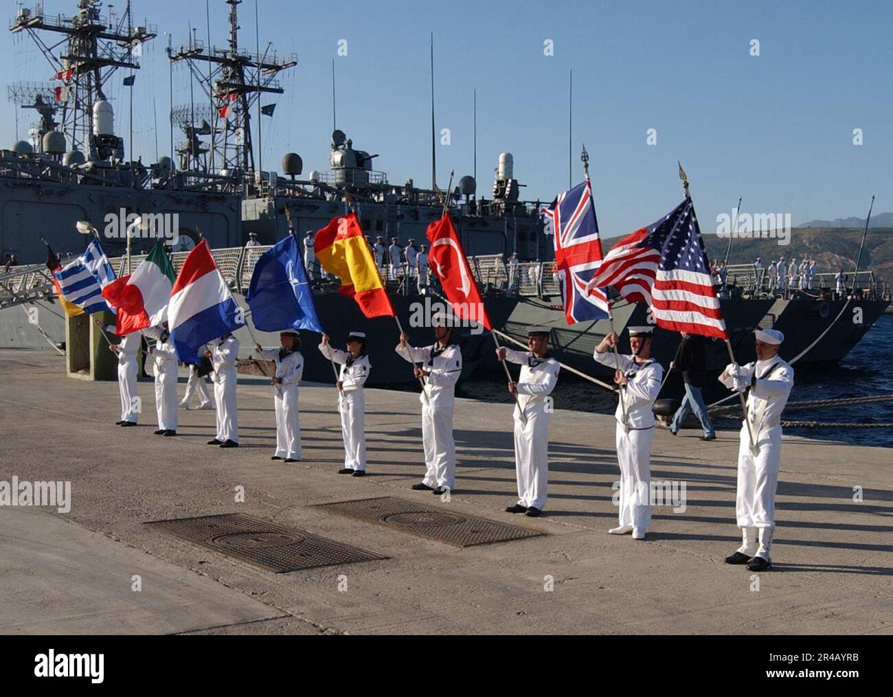 US Navy Storekeeper First Class, der USS Taylor (FFG 50) zugewiesen ist, dient während der Eröffnungszeremonie des North Atlantic Council (NAC) und der Military Co. Als Farbwächter für die amerikanische Flagge Stockfoto