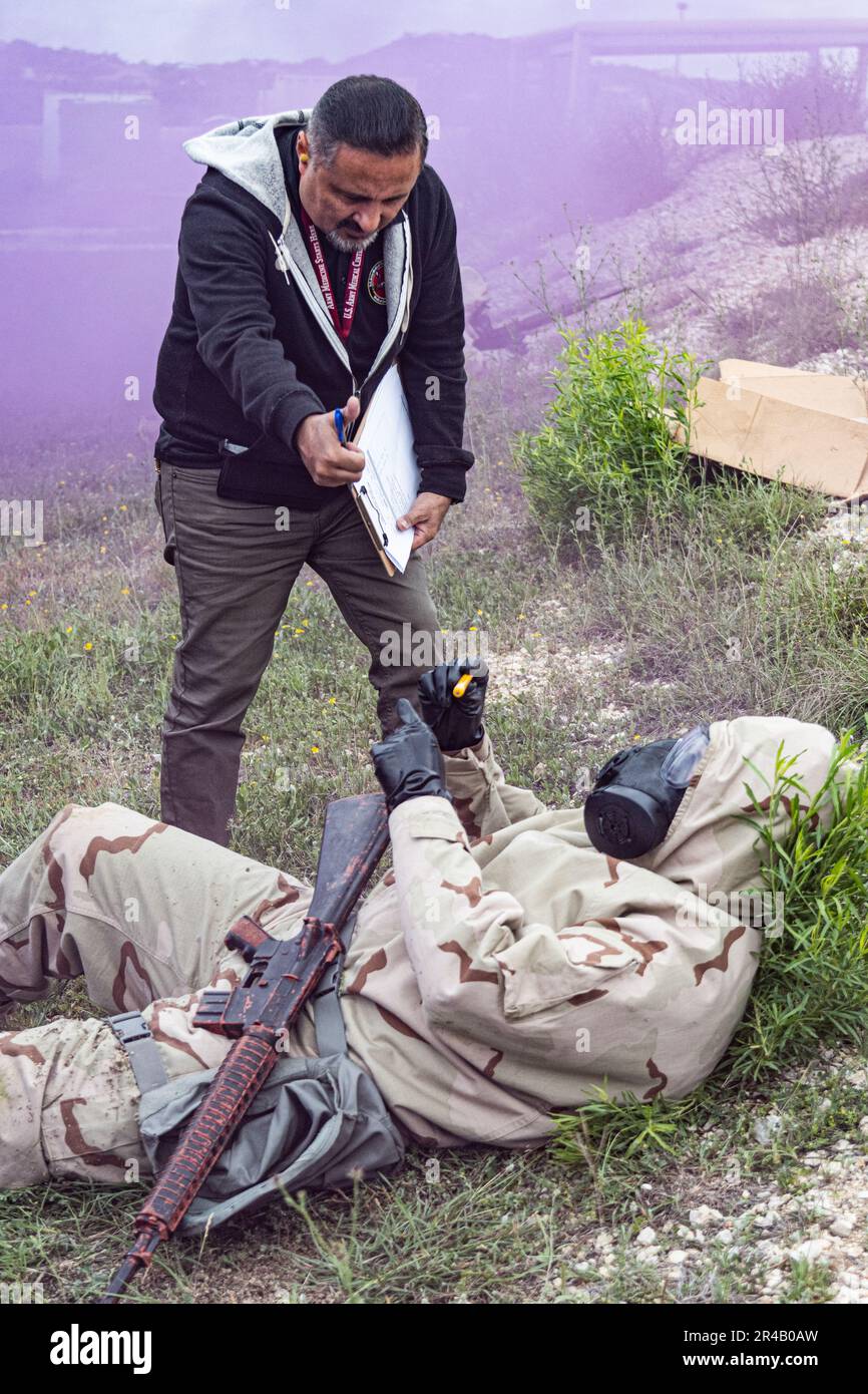 Am 29. März 2023 in Camp Bullis, Texas, führt ein Testoffizier einen MOPP-Test (Soldier Trading Mission Oriented Protective Poure) des Advanced Anticonvulsant System, Rafa Midazolam Auto-Injector (Rafa AI) durch. Der Test wurde von den USA organisiert Army Medical Center of Excellence Medizinische Test- und Evaluierungsaktivität zur Durchführung einer menschlichen Einflussnahme auf die Wirksamkeit der Rafa KI und ob das Gerät die Standards des Joint Program Executive Office - Chemische, biologische, radiologische, nukleare Verteidigung erfüllt. Stockfoto