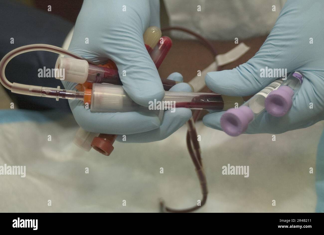 US Navy Blood von einem Spender füllt ein Fläschchen während einer Blutspende im Naval Base Guam Community Center. Stockfoto