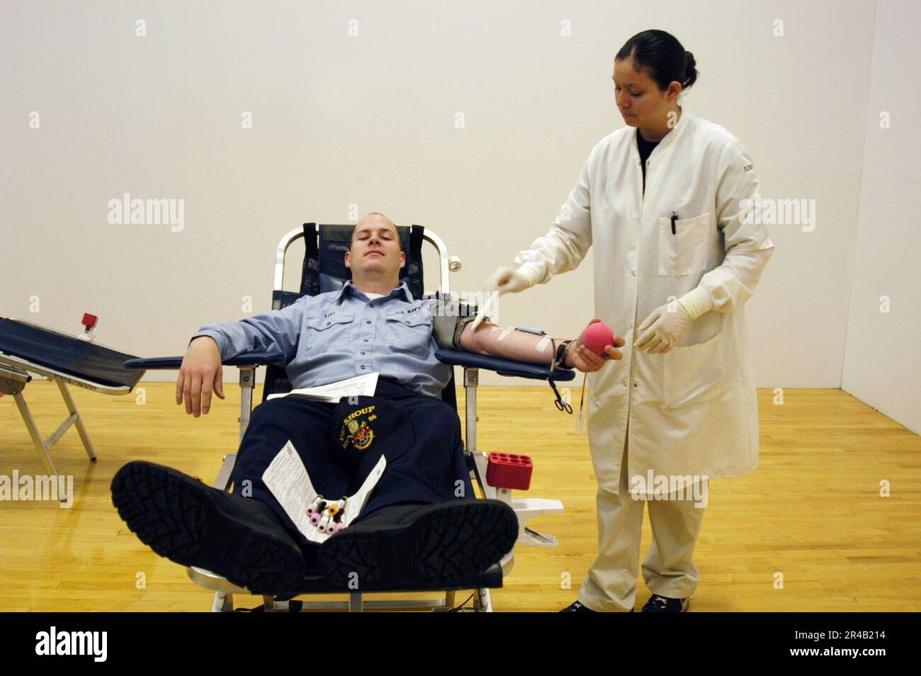 US Navy Matrosen und Soldaten nehmen an einer Blutspendeaktion und Gesundheitsinformationsmesse an Bord der Naval Station Everett Teil. Stockfoto