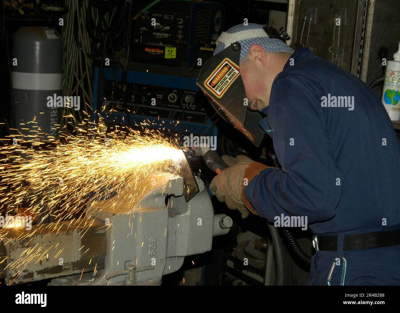 US Navy Hull Technician 1. Klasse erzeugt leere Flansche für die Verwendung bei Notreparaturen Stockfoto