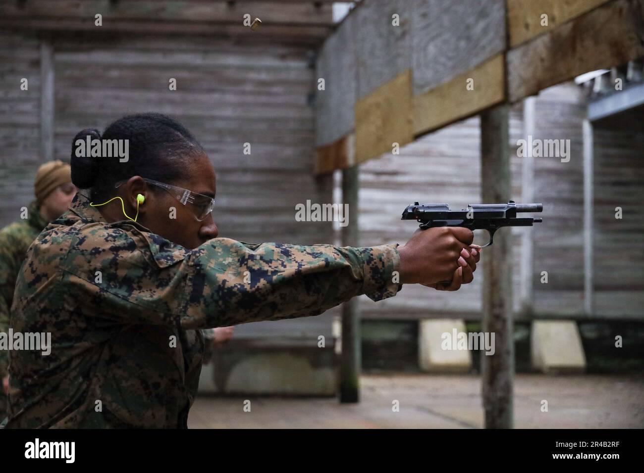 USA Marinekorps Staff Sgt. Mary Somerville, die für die Rekrutierung des Umspannwerks Tempe zuständige, hat ihr Ziel im Sector Field Office während der 8. Marine Corps District (8MCD) Pipehitter Training Conference Galveston, Texas, 2. Februar 2023. Die leistungsstärksten Personalreferenten aus 8MCD haben sich eine Woche lang versammelt, um über Taktiken, Techniken und Verfahren zu berichten, die zu ihrem Erfolg beitragen. Stockfoto