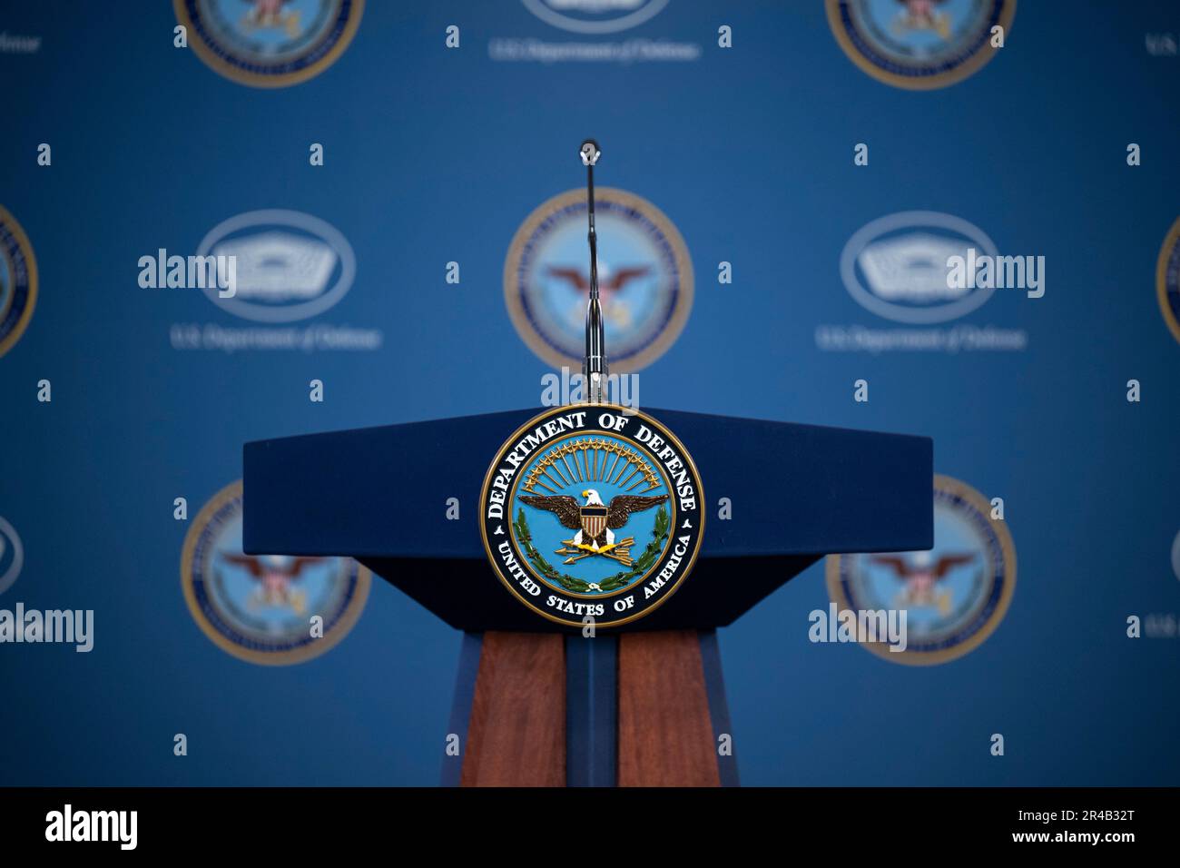 Stellvertretende Pentagon-Pressesprecherin Sabrina Singh führt am 5. April 2023 eine Pressekonferenz im Pentagon in Washington D.C. durch. Stockfoto