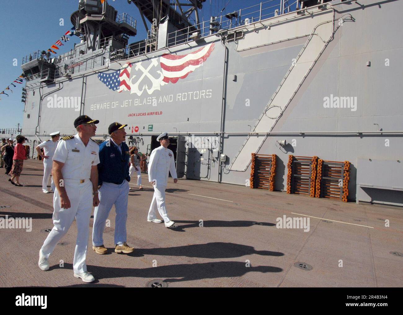 US Navy USS Iwo Jima (LHD 7) kommandierender Offizier, Kapitän eskortiert den ehemaligen Präsidenten George Bush Sr. Auf einer Tour durch das Flugdeck an Bord von Iwo Jima. Stockfoto