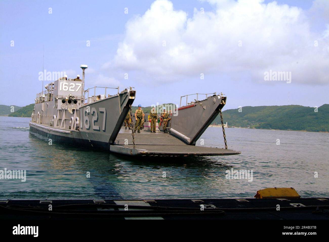 US Navy Landing Craft, Utility (LCU) 1627, zugewiesen zu Assault Craft Unit One (ACU-1), bereitet sich darauf vor, an Bord des amphibischen Angriffsschiffs USS Essex (LHD 2) auf das Bohrdeck zu ziehen. Stockfoto