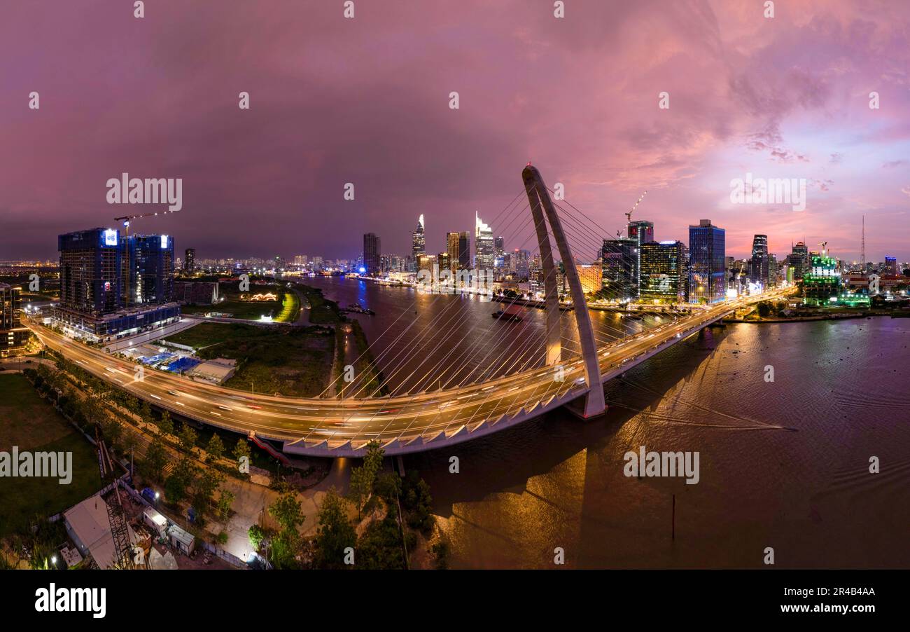 Sonnenuntergang über der Ba Son Brücke, Saigon Riveside, Ho Chi Minh Stadt, Vietnam. Foto wurde im Februar 2023 aufgenommen. Stockfoto