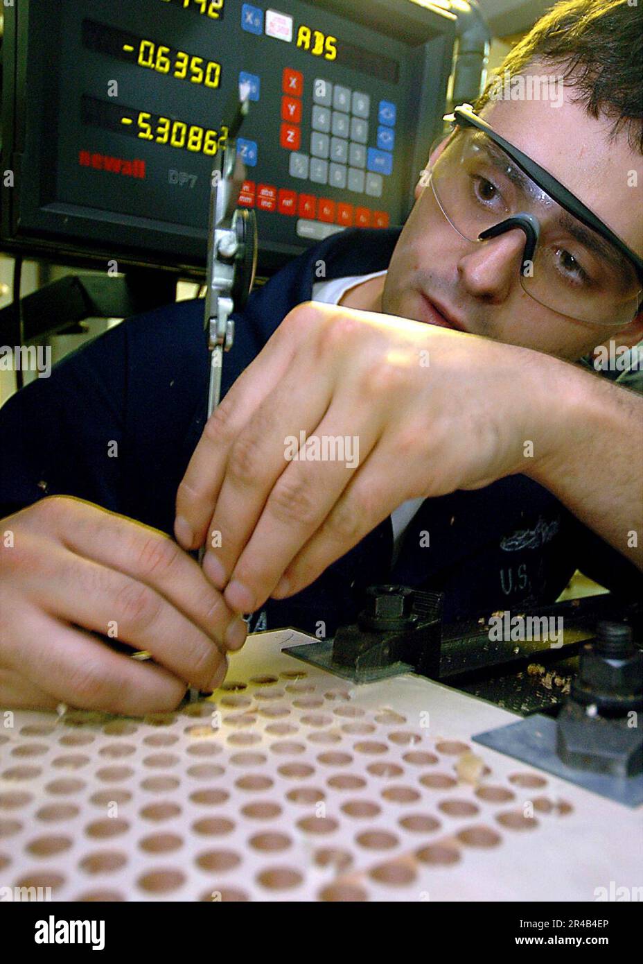 US Navy Machinery Servicebetrieb der Klasse 3. misst Lochtiefen für einen Job in der Schweißwerkstatt an Bord des Flugzeugträgers USS George Washington der Klasse Nimitz (CVN 73). Stockfoto
