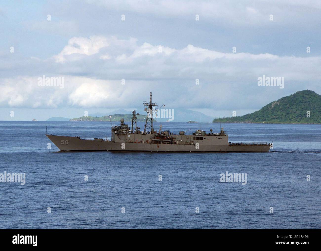 US Navy die geführte Raketenfregatte USS Samuel B. Roberts (FFG 58) nähert sich dem Panamakanal, um vom Pazifischen Ozean in die Karibik zu gelangen. Stockfoto