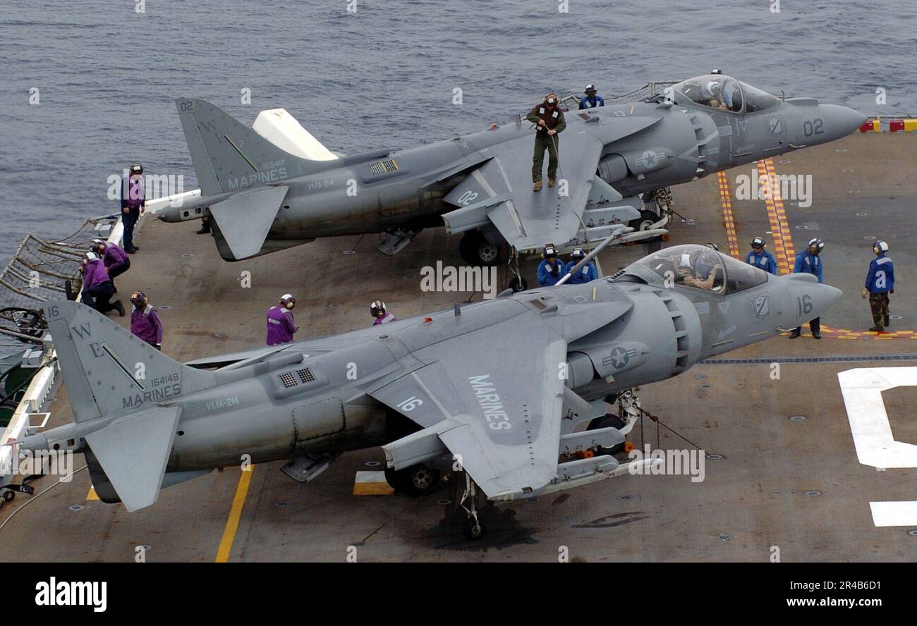 US Navy Sailers arbeiten zusammen, um ein Marine Corps AV-8B Harrier II zu befeuern, das dem Angriffsgeschwader zwei Eins vier (VMA-214) zugeteilt wurde. Stockfoto