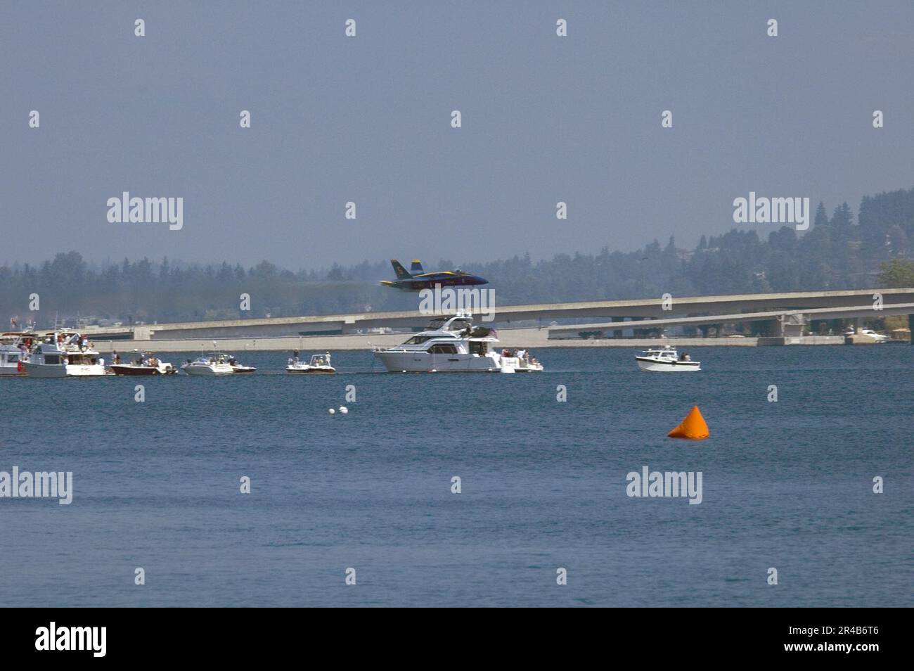 DIE US Navy leitet den Solo-Piloten, der den USA zugeteilt wurde Das Navy-Flugzeug-Demonstrationsteam, die Blue Angels, führt einen Hochgeschwindigkeitsflug über den Lake Washington durch. Stockfoto