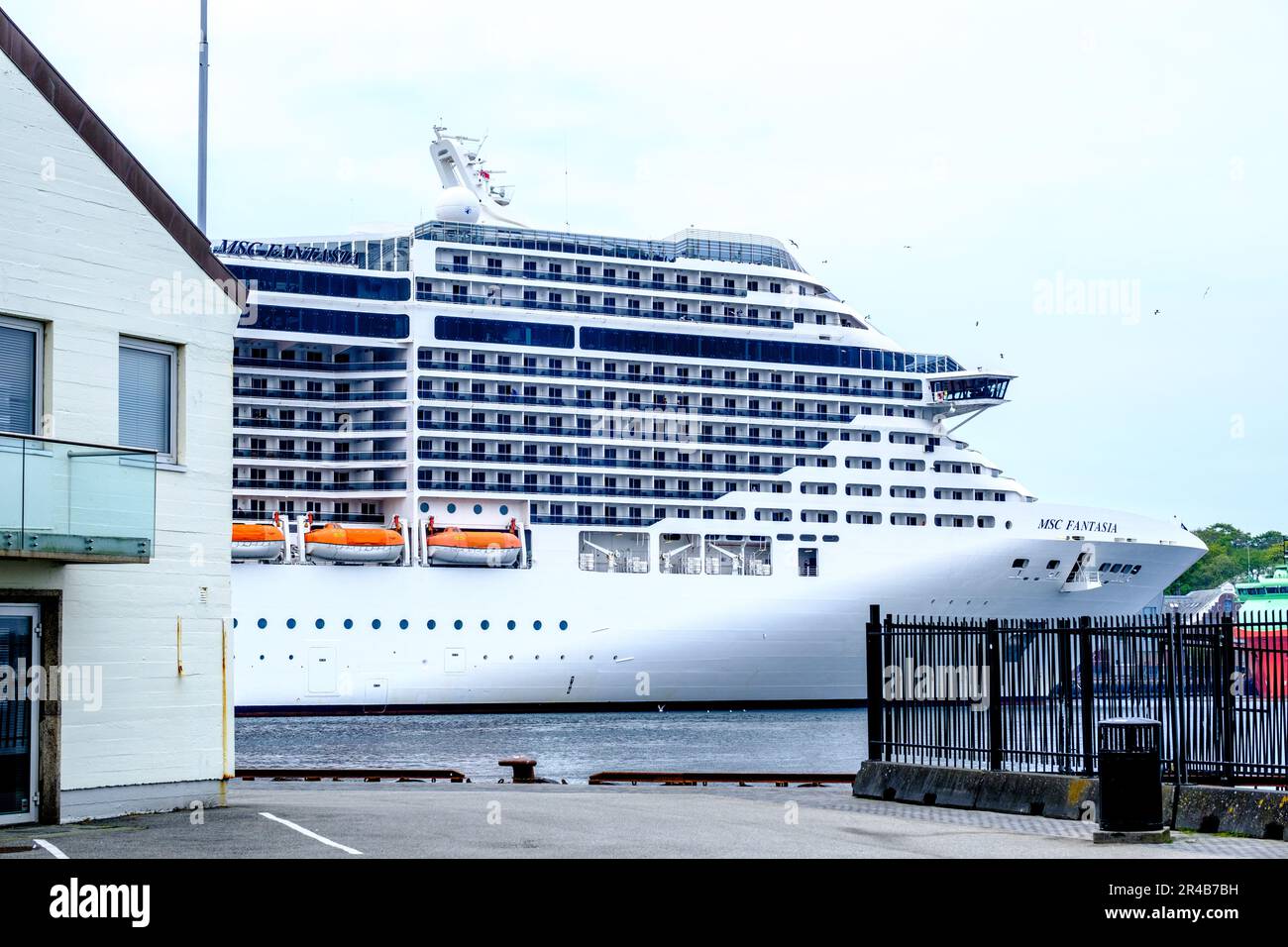 Stavanger, Rogaland, Norwegen 19 2023. Mai, MV Fantasia Cruise Line Schiff im Hafen von Stavanger vor Anker, das die lokale Wirtschaft mit Touristen ankurbelt Stockfoto