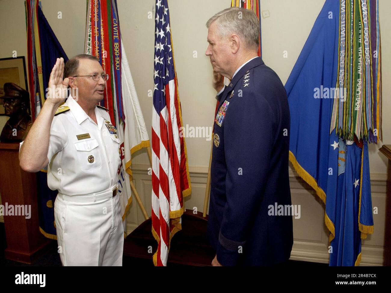 Edmund P. Giambastiani, Left, wird als stellvertretender Vorsitzender der Stabschefs der US-Marine zum Amtseid verpflichtet. Stockfoto