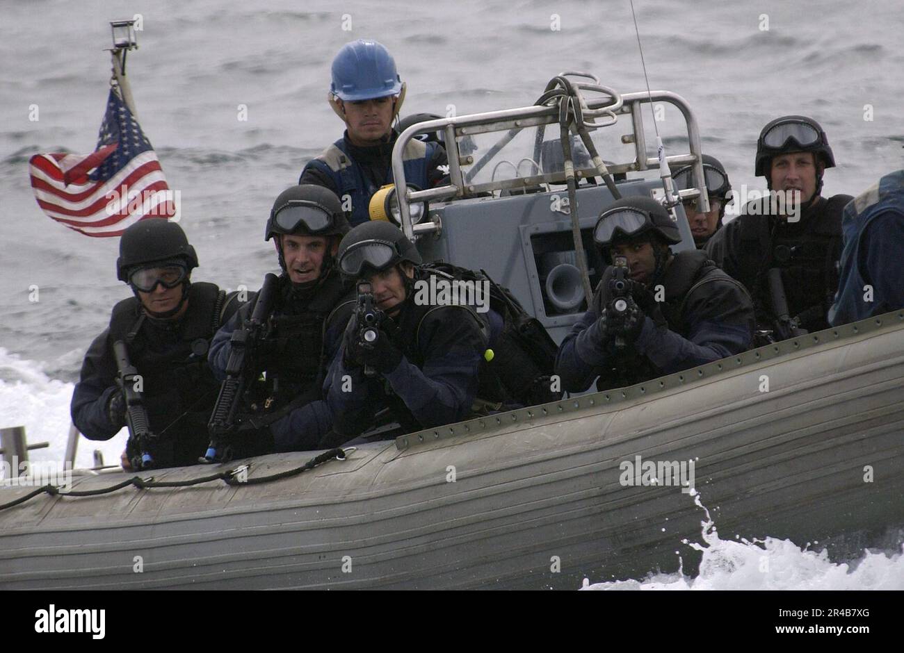 US Navy USA Das Marine Safety and Security Team (MSST) der Küstenwache hält sich bereit mit Waffen, die gezogen werden, während sie in einem der starren Schlauchboote der USS Ogden (LPD 5) transportiert werden. Stockfoto