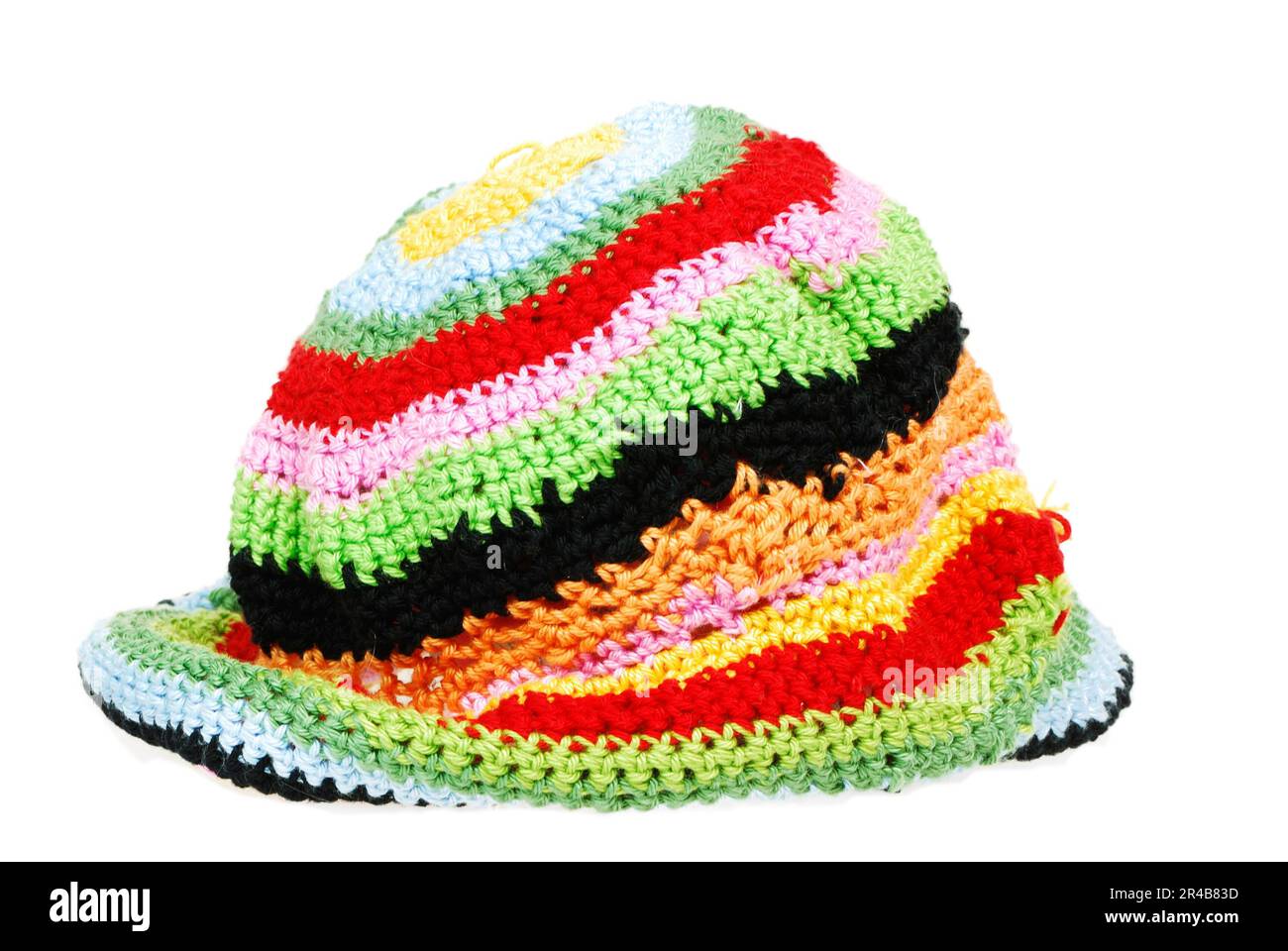 Isolierte, farbenfrohe Strickmütze (handgefertigt) Stockfoto