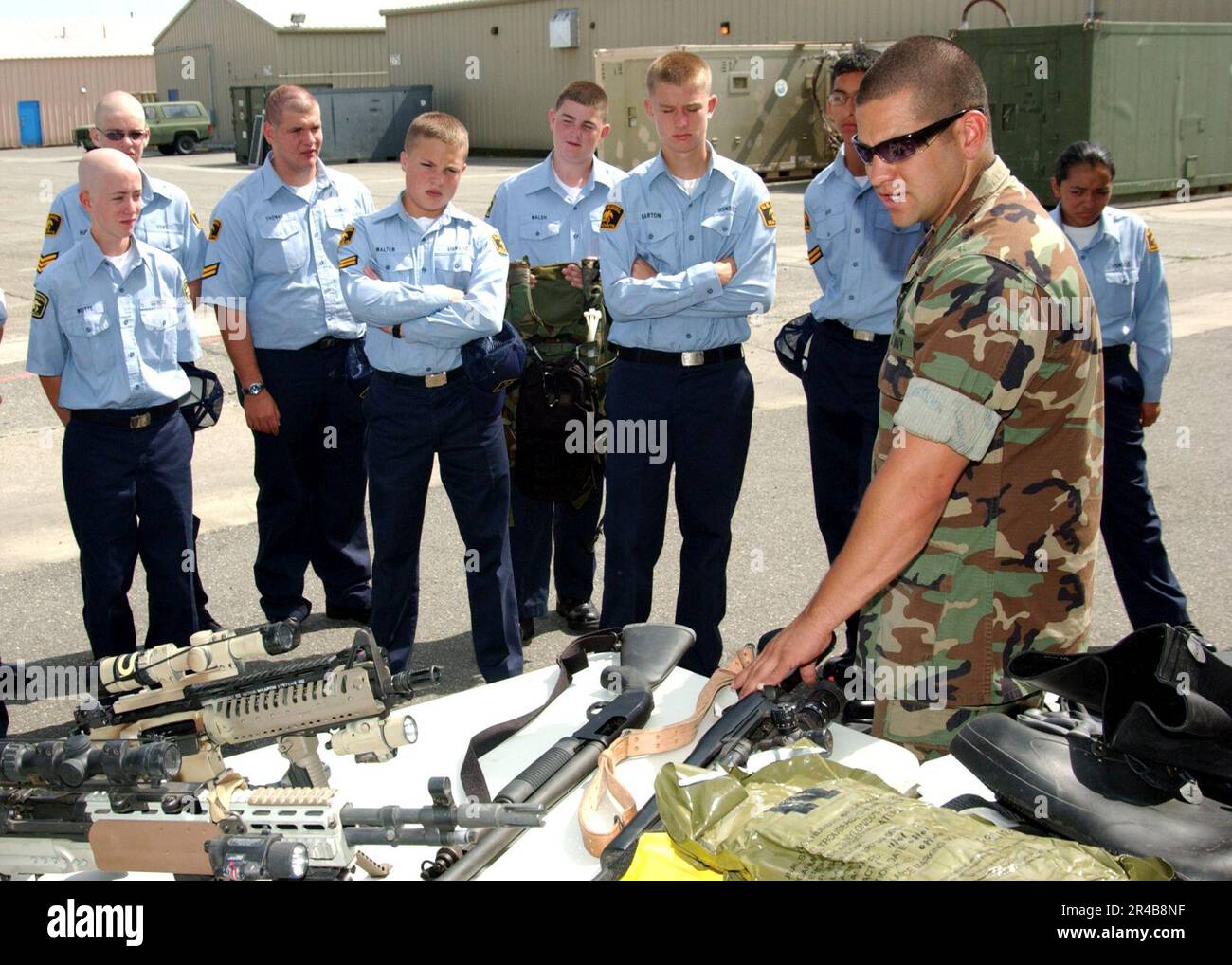 US Navy Damage Controlman 2. Class erklärt die Art von Waffen, die im Feld während einer Tour der explosiven Ordinance Mobile Unit Eleven (EODMU-11) mit den USA verwendet werden Seekadetten. Stockfoto