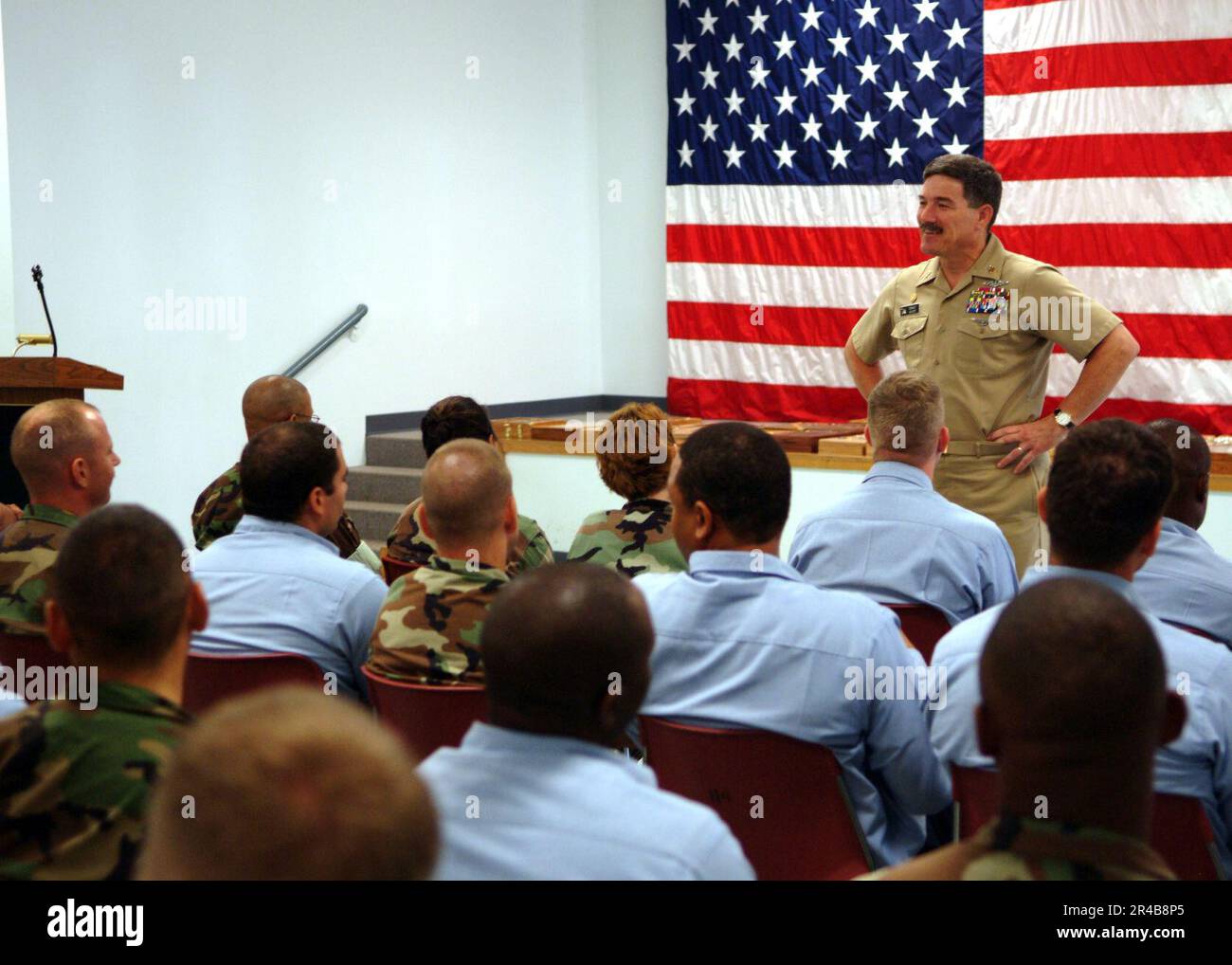 US Navy Master Petty Officer der Navy (MCPON) Terry Scott spricht mit mehr als 60 ausgewählten Chief Petty Officers aus Gulfport und Pascagoula, Miss. Stockfoto