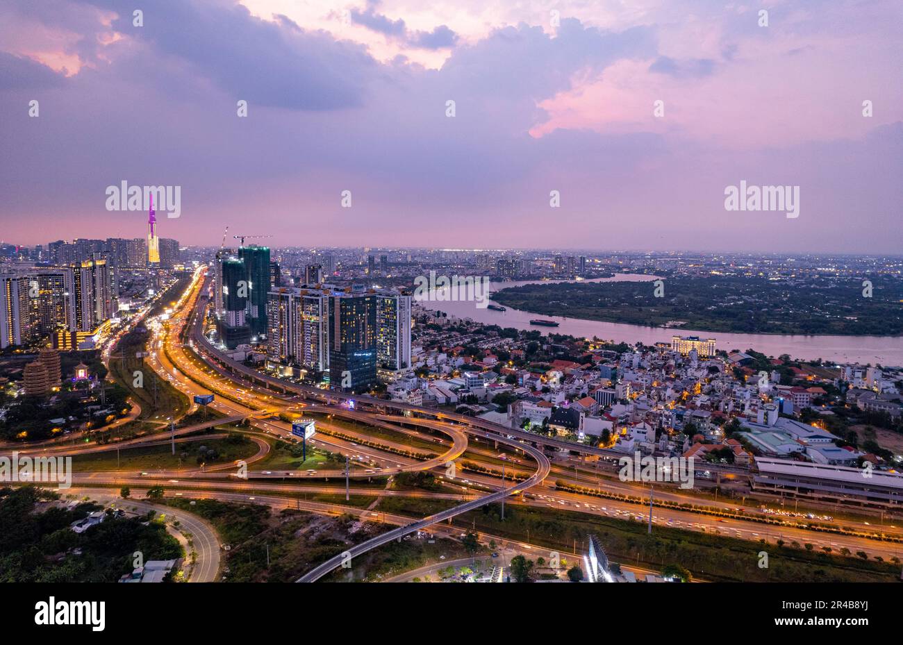Sonnenuntergang über Überführungsbrücken in Cat Lai Juntion, Ho Chi Minh Stadt, Vietnam. Fotos wurden im April 2023 aufgenommen. Stockfoto