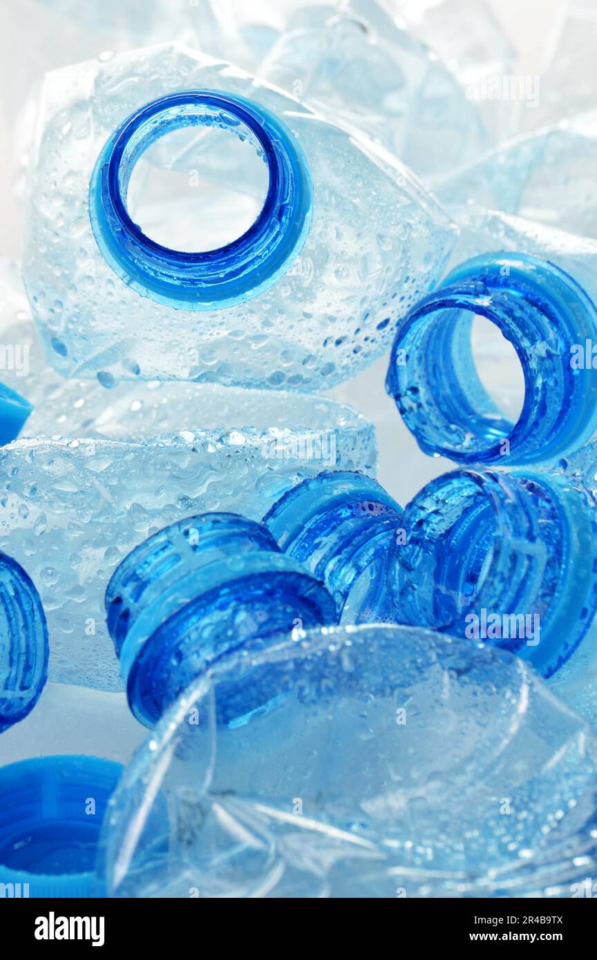 Komposition mit leeren Polycarbonat-Kunststoff-Flaschen Mineralwasser Stockfoto