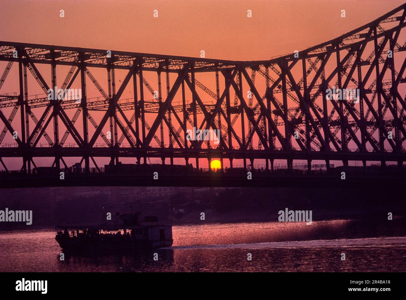 Sonnenuntergang, Howrah-Brücke, 1941 erbaut (Rabindra Setu) in Kalkutta, Westbengalen, Indien, Asien. Die belebteste Brücke der Welt Stockfoto