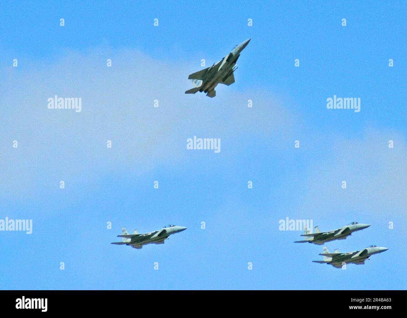 US Navy Four F-15s der Hawaii Air National Guard in Hickam zugewiesen, Air Force Base führen einen Missing man Flyover durch. Stockfoto