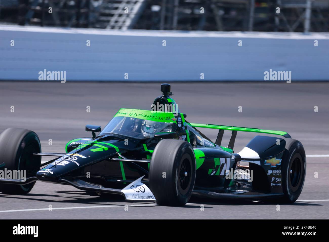 Indianapolis, Usa. 26. Mai 2023. Juncos Hollinger Racing-Fahrer Callum Ilott (77) aus Großbritannien übt am Carb Day vor dem 2023 Indy 500 auf dem Indianapolis Motor Speedway in Indianapolis. (Foto: Jeremy Hogan/SOPA Images/Sipa USA) Guthaben: SIPA USA/Alamy Live News Stockfoto