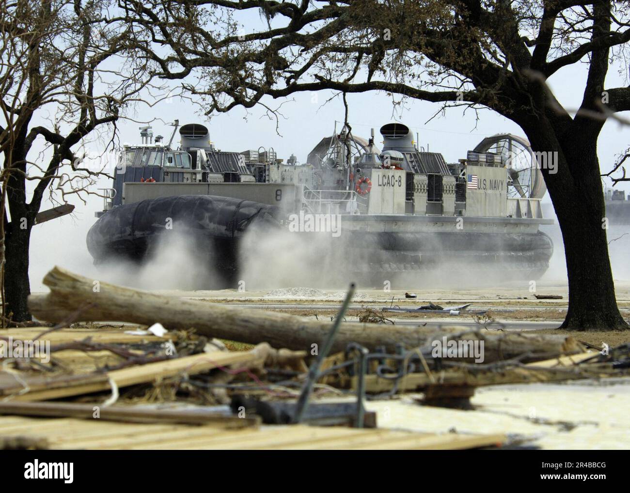 US NAVY A U.S. Navy Landing Craft, Air Cushion (LCAC) nähert sich einem Strand in der Nähe von Biloxi, Miss, bevor Hurrikan Katrina Hilfsgüter liefert. Stockfoto