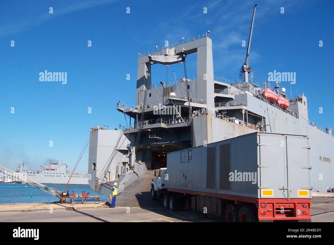 US Navy Ein Dieselgenerator wird an Bord des großen, mittelschnellen Rollschuhs USNS Red Cloud (T-AKR 313) des Military Sealift Command (MSC) in Rota beladen. Stockfoto