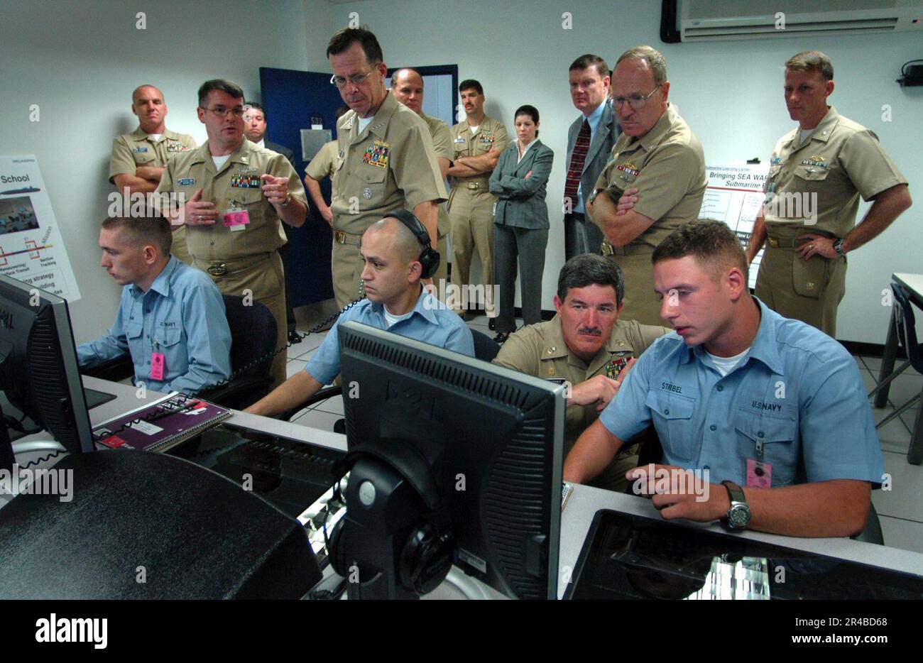 Mike Mullen und Terry Scott (Master Chief Petty Officer of the Navy) besuchen Studenten, die eine Ausbildung in der Schifffahrt durchführen. Stockfoto