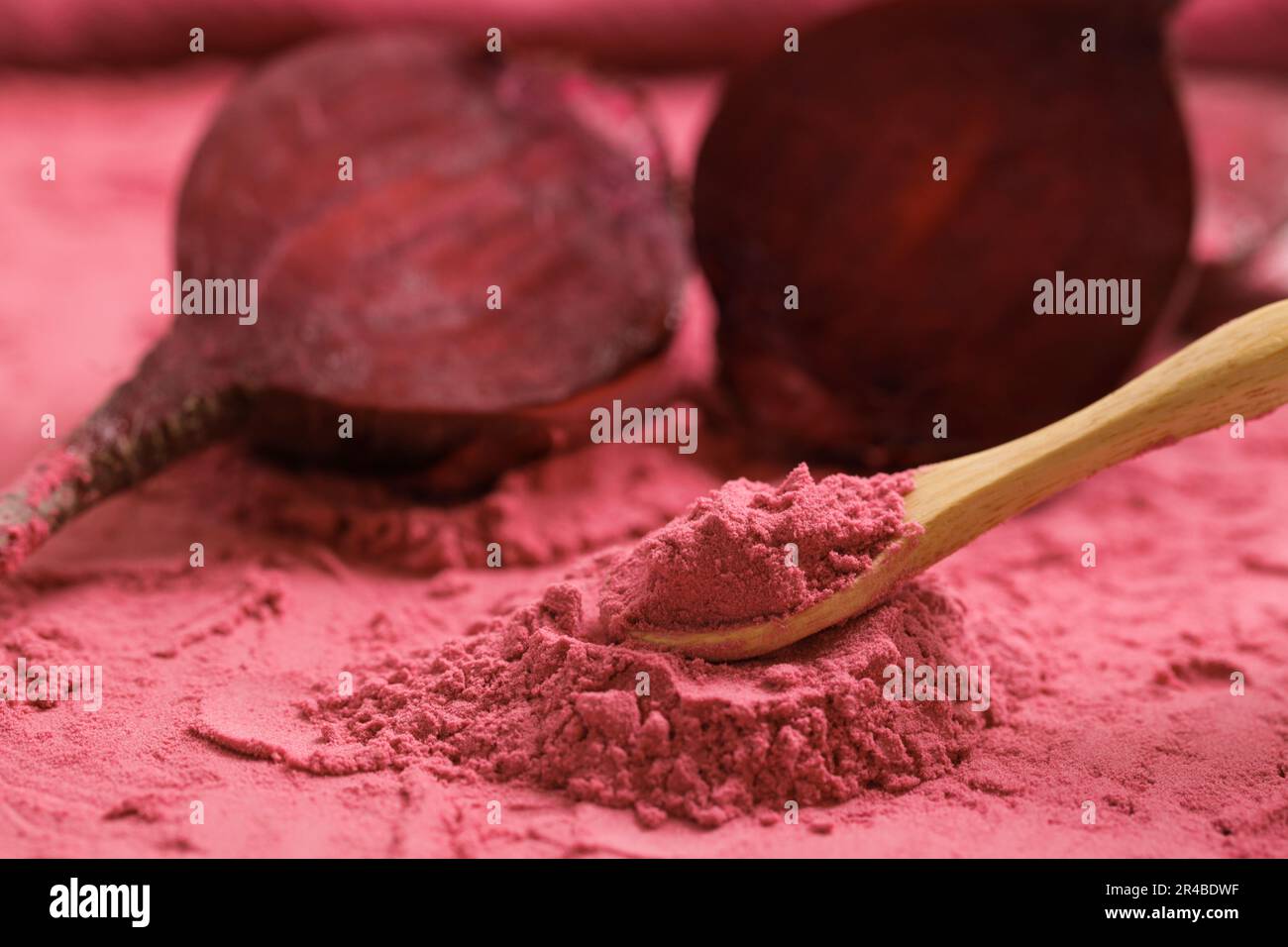 Organisches Rübenwurzelpulver. Gesundheitliche Vorteile von Rote-Bete-Pulver. Stockfoto
