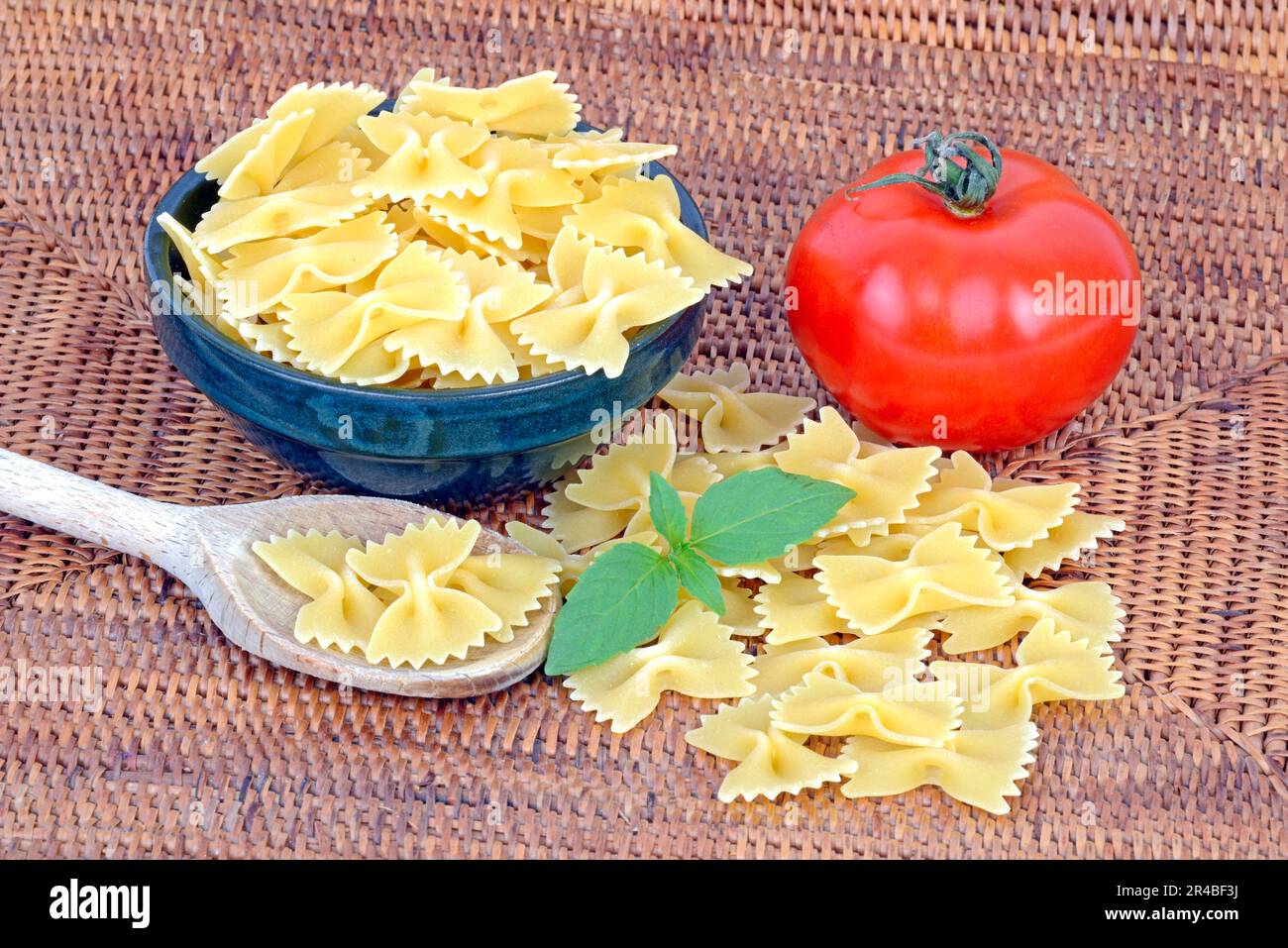 Schmetterlingspasta, Nudeln, Nudeln, Farfalle, Tomaten, Pasta, Pasta Stockfoto