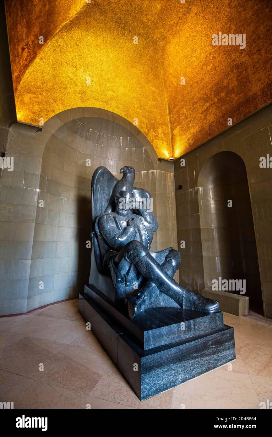 Statue, Prinz Petar II., als Denker dargestellt, Inneneinrichtung, Njegos Mausoleum von Petar II. Auf Jezerski Vrh, Lovcen Nationalpark, in der Nähe von Cetinje, Montenegro Stockfoto