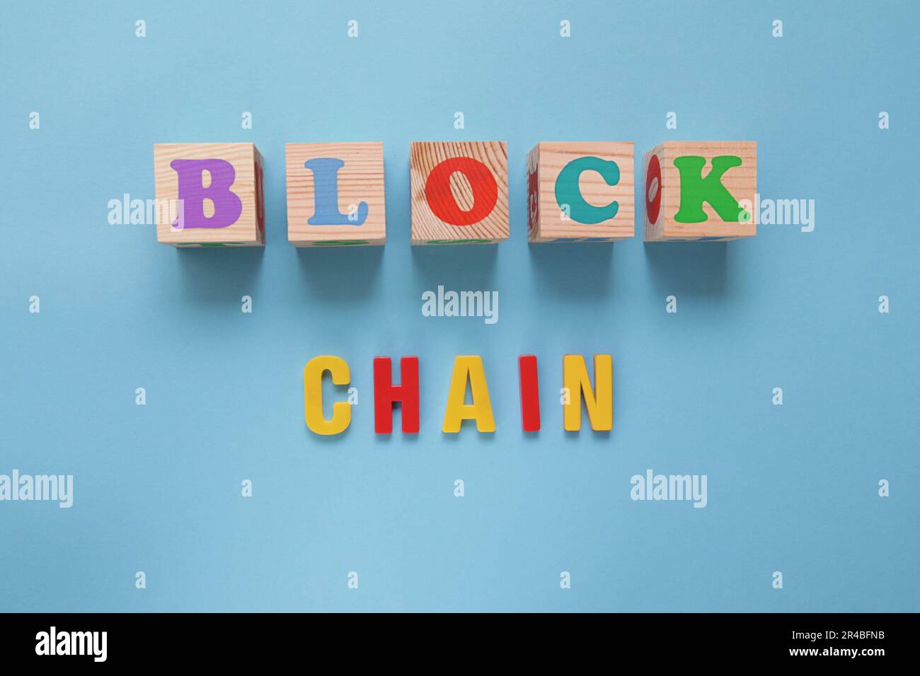 Kryptowährung für Kinder. Blockkette mit Blockchain-Wort aus bunten Buchstaben auf blauem Hintergrund Stockfoto