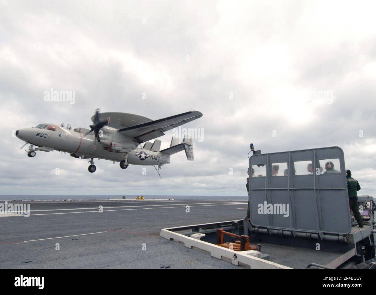 US Navy Landing Signal Officers (LSO) beobachten und bewerten die festgenommene Landung eines E-2C Hawkeye. Stockfoto