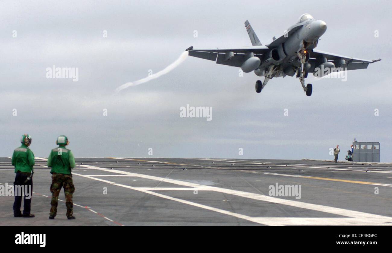 Das Personal des US Navy Air Department beobachtet, wie eine FA18A