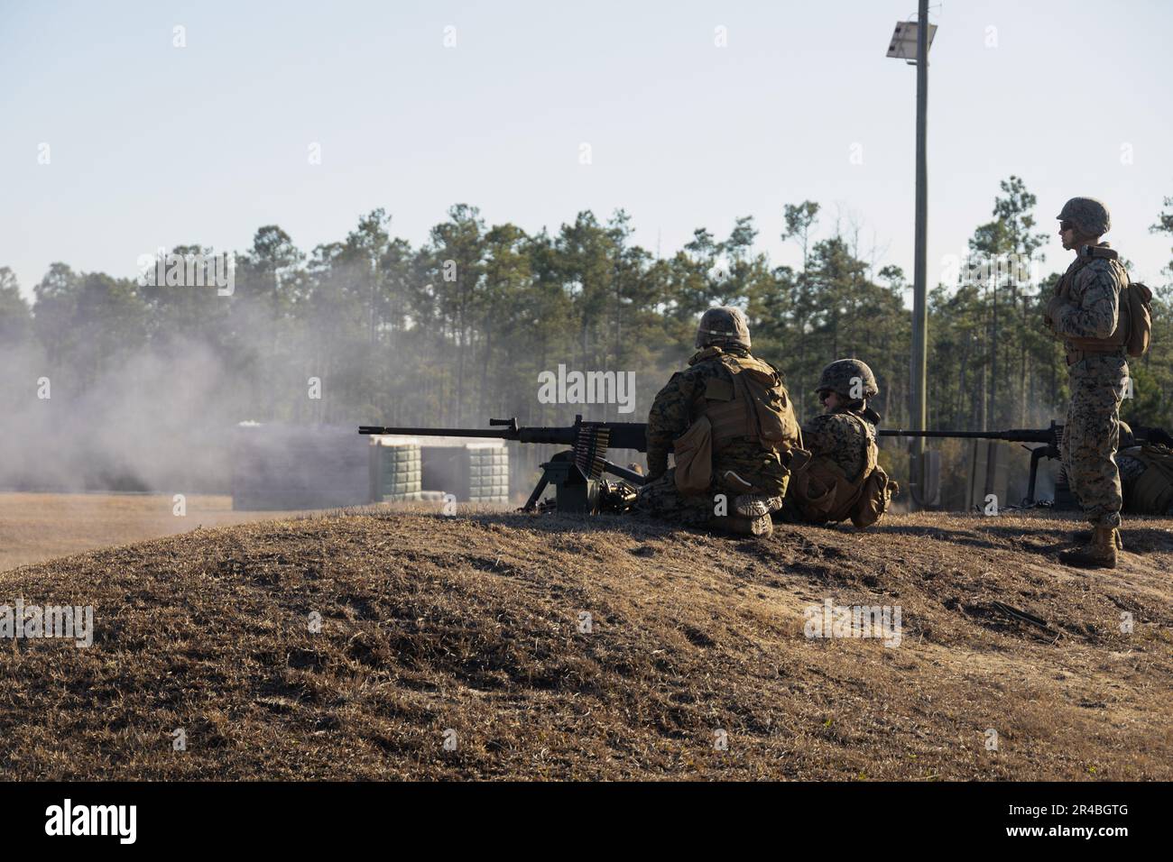 USA Marines mit Kampflogistik-Bataillon 24, Kampflogistik-Regiment 2, 2. Marine Logistics Group, feuert ein Browning m2 .50 Maschinengewehr ab, während ihr am 3. Februar 2023 in der taktischen Landungszone Flamingo, North Carolina, trainiert. Marines mit CLB-24 führten eine Schulung auf dem Schießstand durch, um die Fähigkeiten der von der Crew gedienten Waffen zu verbessern. Stockfoto