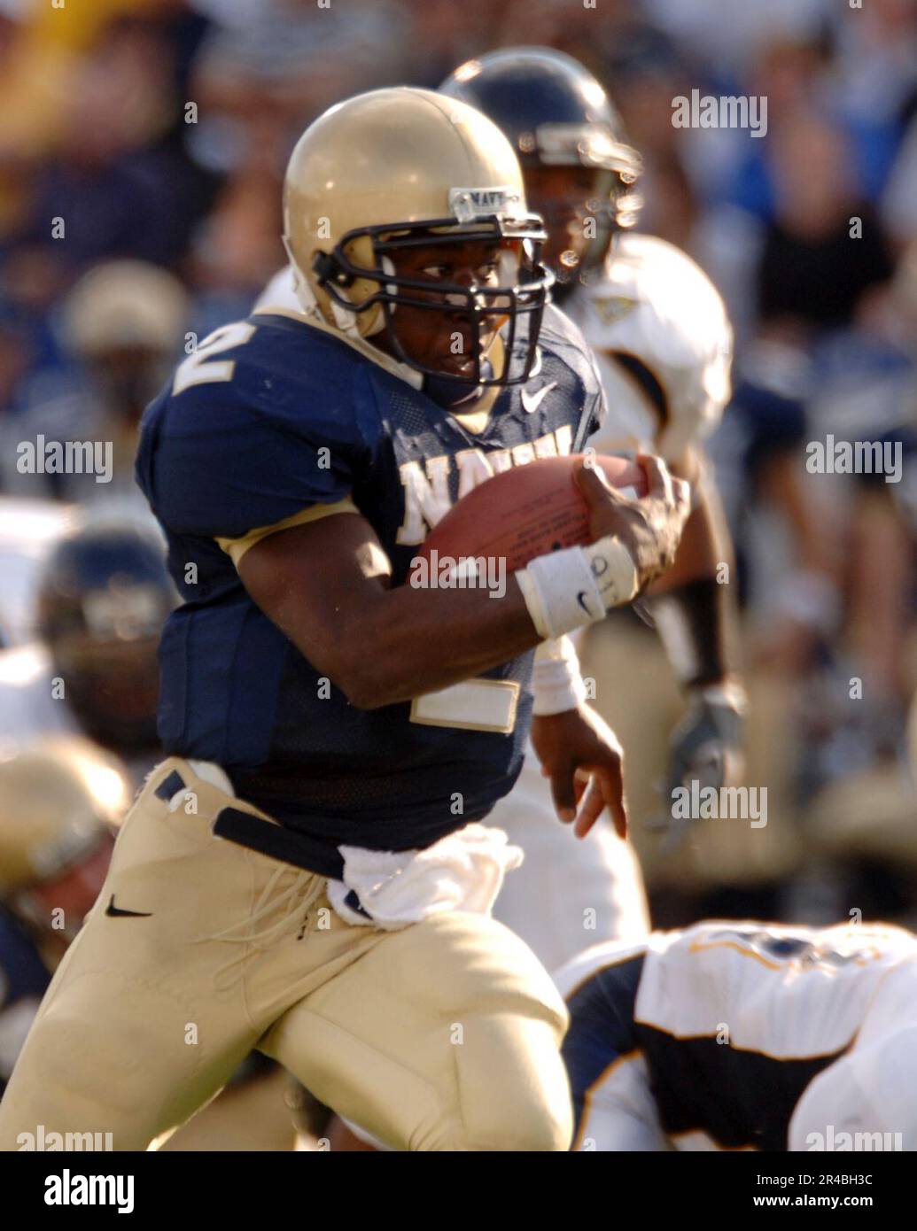 US Navy USA Marineakademie Midshipman Quarterback eilt im 4. Quartal gegen die Kent State Golden Blitzlichter. Stockfoto