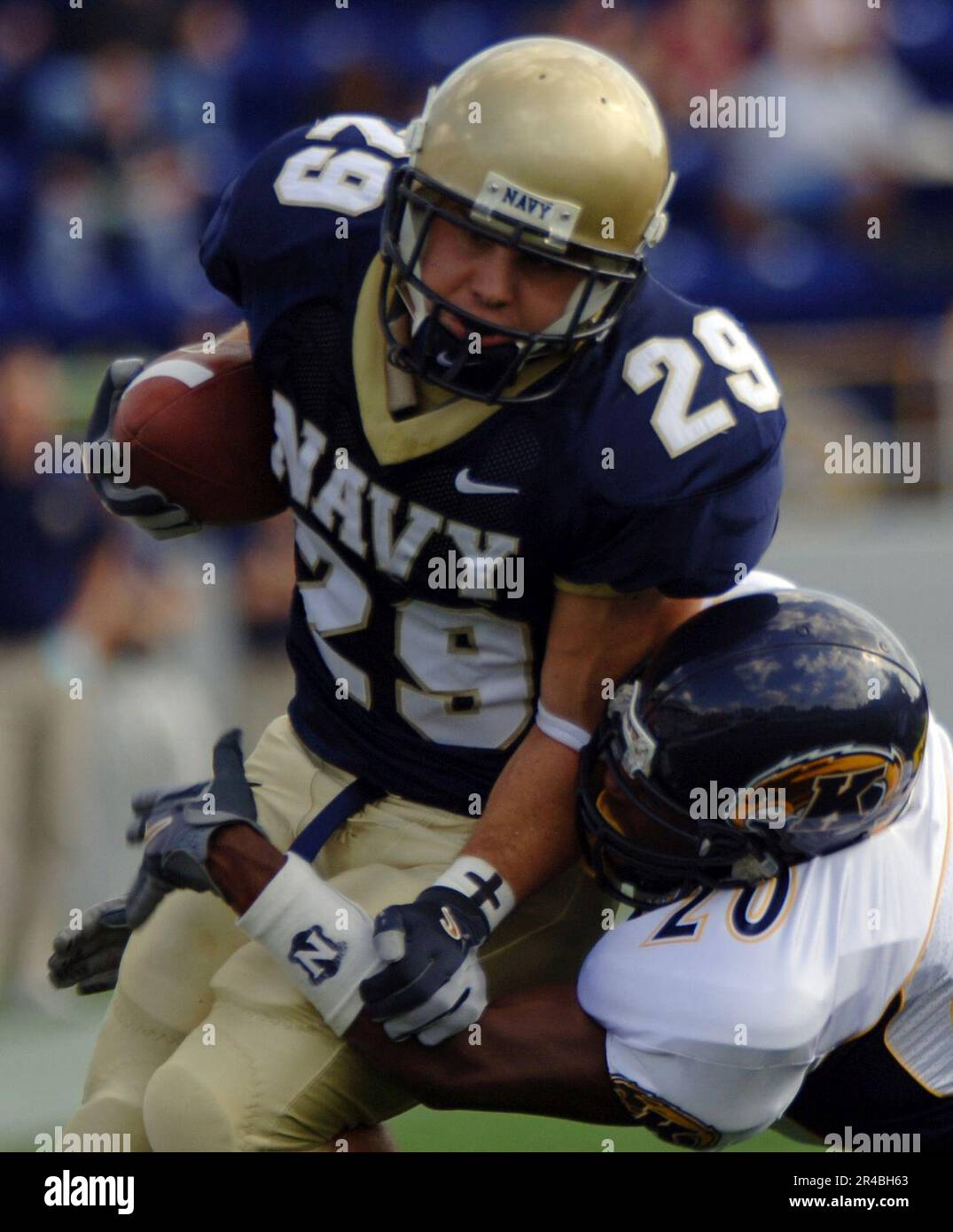 US Navy USA Die Naval Academy Midshipman Slotback wird von Kent State Golden Flash Verteidiger angegriffen Stockfoto