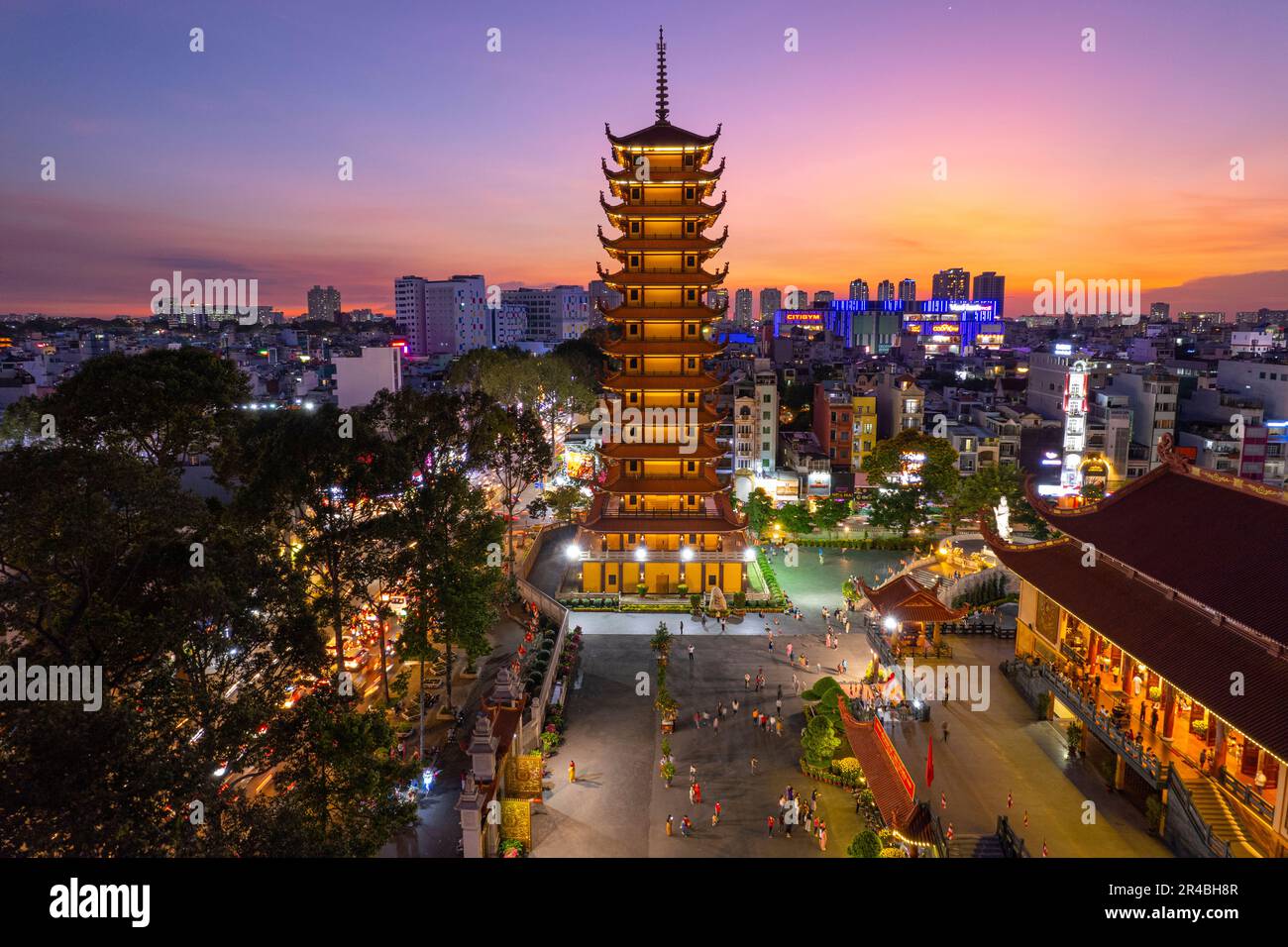 Sonnenuntergang in Vietnam Quoc TU Pagode, Ho Chi Minh Stadt, Vietnam. Foto aufgenommen am 2023. Februar Stockfoto